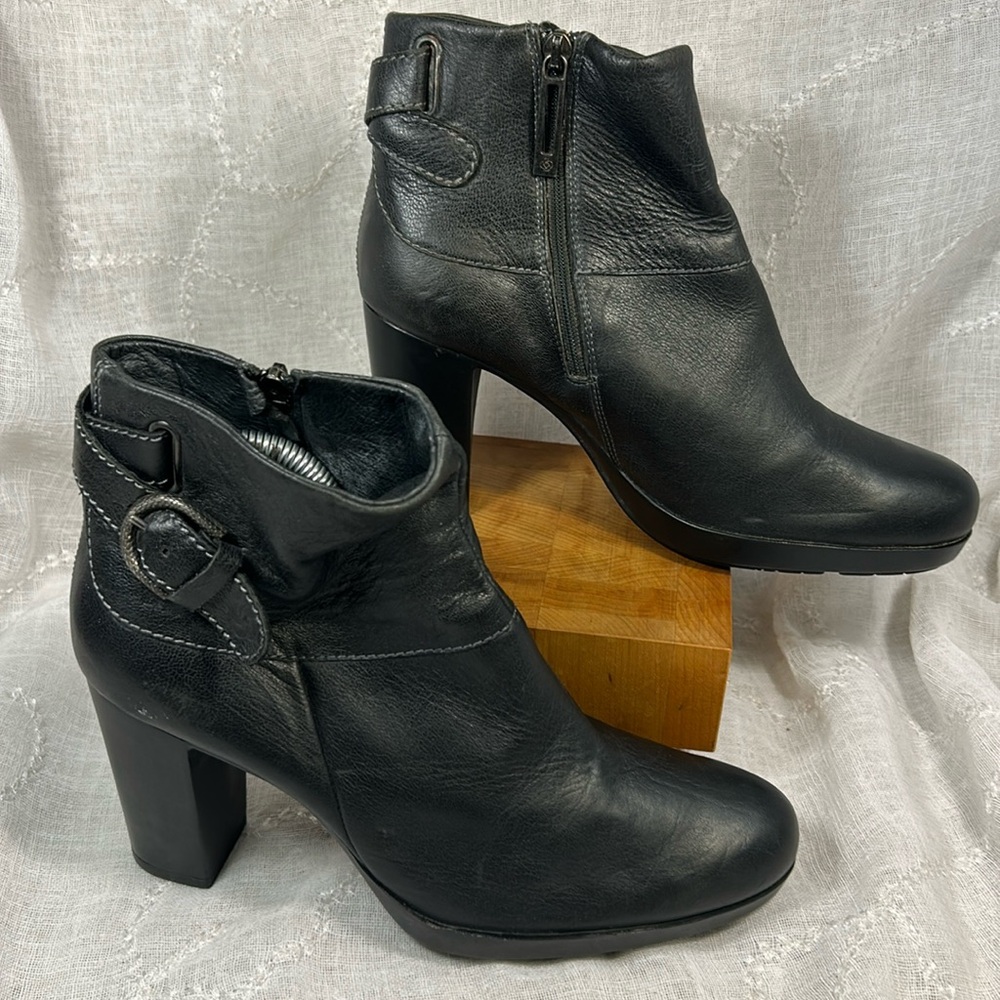 Samsonite almost NEW leather heeled ankle boots